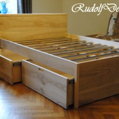 Eschenbett mit geschnitztem Muster