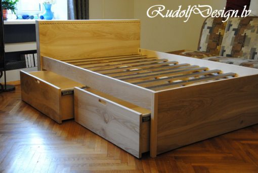 Eschenbett mit geschnitztem Muster