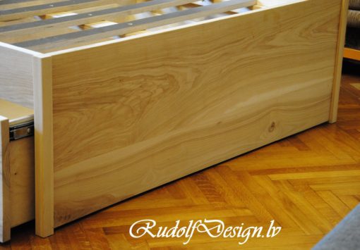 Eschenbett mit geschnitztem Muster – Bild 2