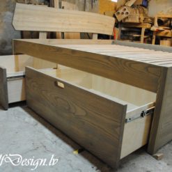 Massivholzbett aus Esche mit Rückenlehne