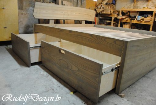 Massivholzbett aus Esche mit Rückenlehne