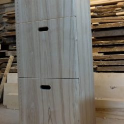 Massivholzkommode aus Esche mit graviertem Muster