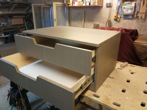 Nachttisch mit Schubladen