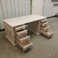 Schreibtisch